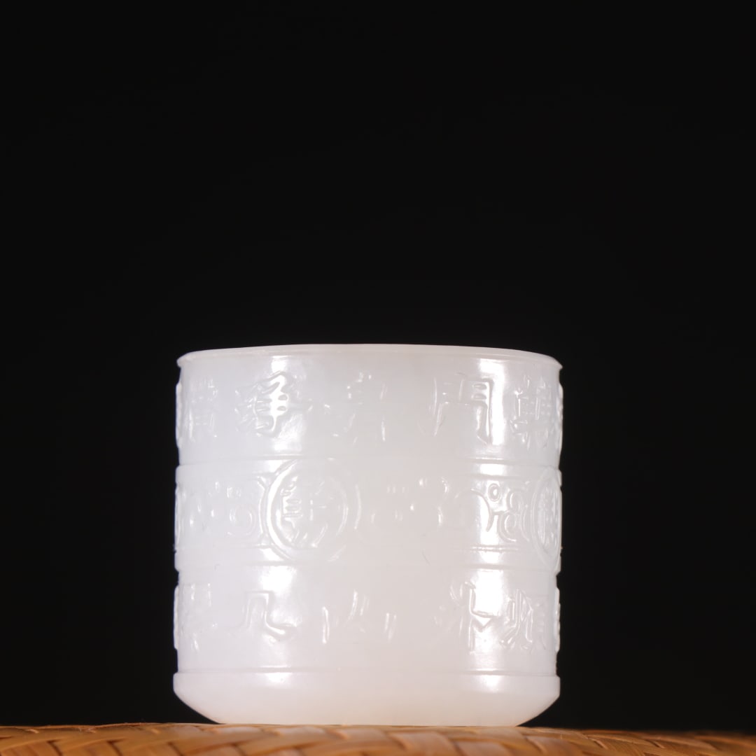 A piece of Qing Dynasty Hetian jade seed material engraving finger (1 of 9)