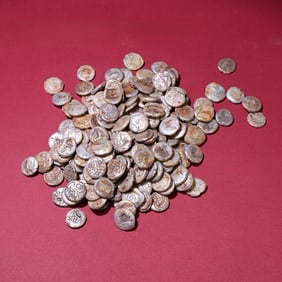 A piece of pearl of the war man is decorated with a pit