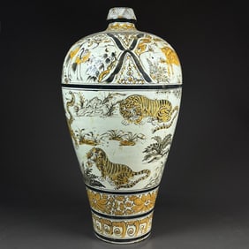 A Cizhou kiln yellow-brown tiger pattern plum bottle