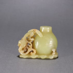 A Qing Dynasty Hetian topaz dragon pattern snuff bottle