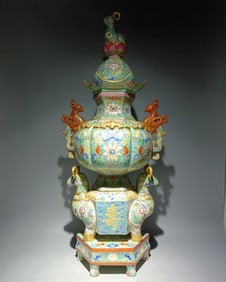 A piece of Qing Qianlong model enamel colored pine green background gold-painted passionflower Fulu