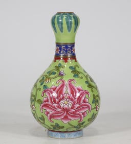 A garlic bottle made in the Kangxi era of the Qing Dynasty with a green background