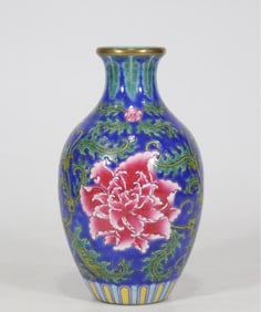 A blue-background entwined flower vase made in the Kangxi period of the Qing Dynasty