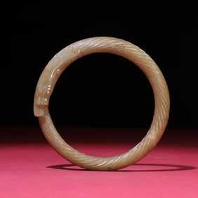 A twisted jade dragon ring of the Warring States period