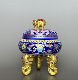 A piece of Qianlong year, sapphire blue background, pattern with gold edge, eight treasures