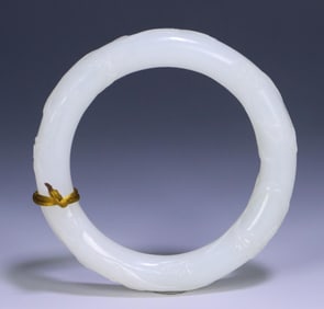 A Qing Dynasty Hetian jade plum pattern bracelet