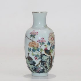 A small appreciation vase of flowers and birds made in the Qing Jiaqing year