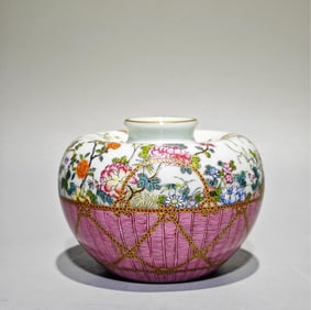 A piece of the Kangxi Year of the Qing Dynasty pastel twelve flower god apple statues