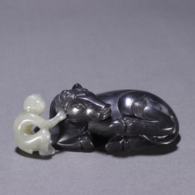 A Qing Dynasty blue and white seed material is beautifully carved and immediately made of marquises