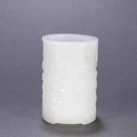 A Qing Dynasty Hetian jade character story pen holder