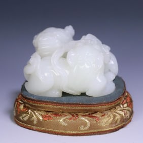 A Qing Dynasty Hetian jade double lion ornament