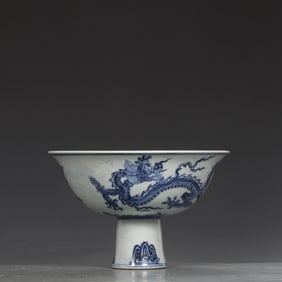 A Ming Xuande blue and white sea dragon pattern