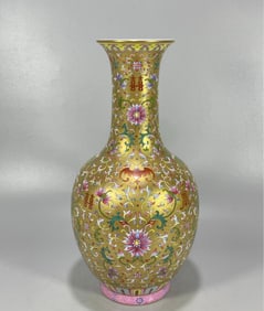 A gold pattern bottle made in the Qianlong period of the Qing Dynasty