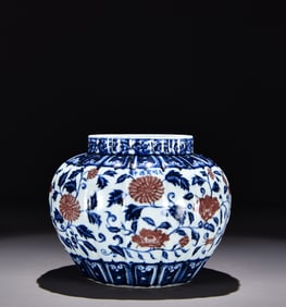 A Ming Xuande blue and white glazed red entwined floral pattern melon ridge jar