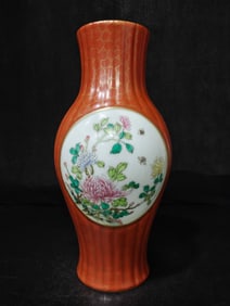 A Qianlong year fine Fan red gold-painted window pastel bottle