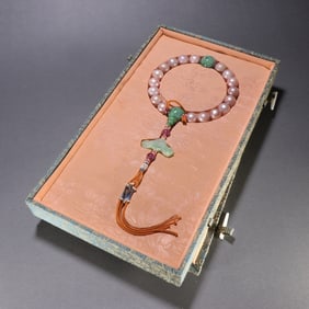 A piece of Qing Dynasty pearl eighteen hands