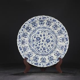 A Ming Dynasty Hongwu blue and white entwined floral pattern melon edge edge large plate