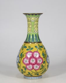 A spring vase made in the Kangxi Dynasty of the Qing Dynasty with a yellow background flower jade