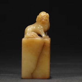 A Shoushan hibiscus stone beast button seal