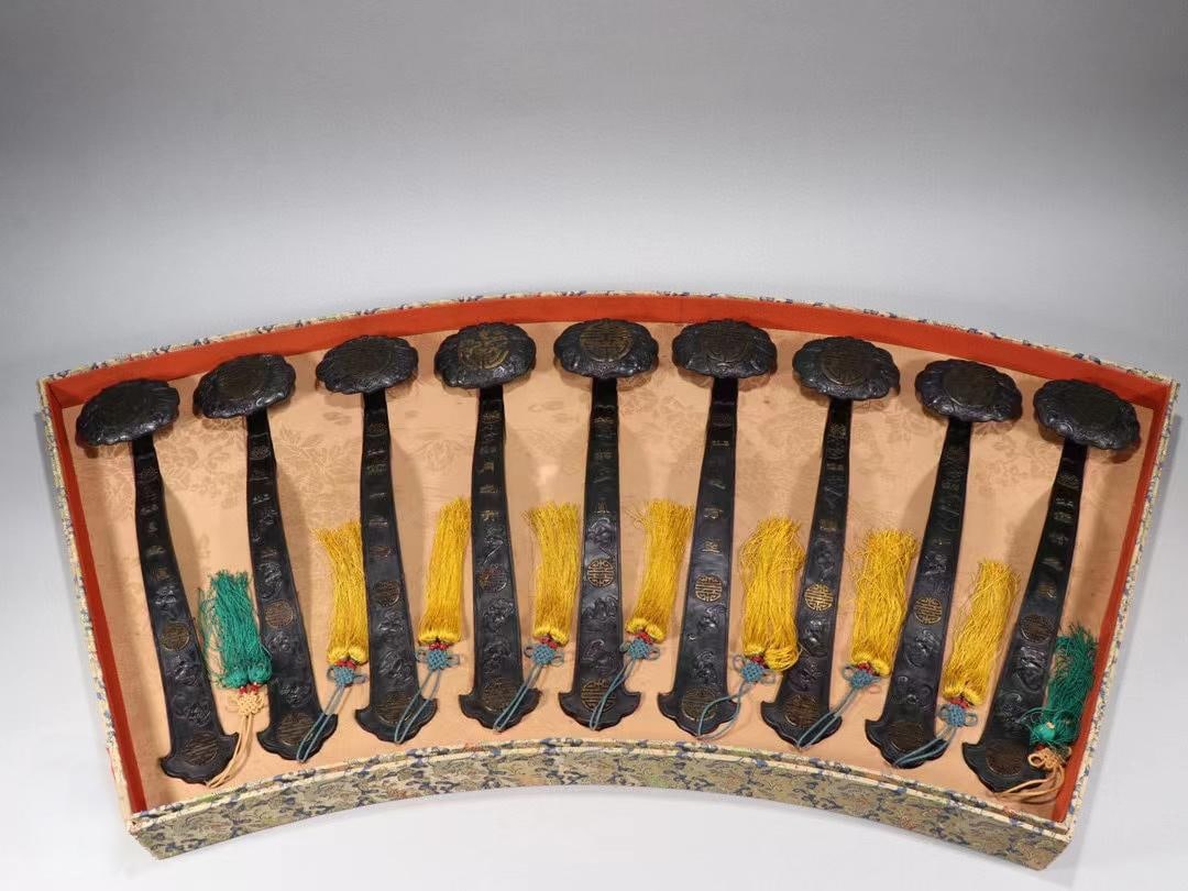 A set of Qing Dynasty Qianlong: Agarwood gold-painted Tuanshou bat pattern ruyi nine handles