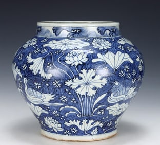 A Yuanqing lotus pond mandarin duck pattern jar