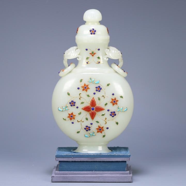 A Qing Dynasty Hendus Hetian white jade inlaid gold inlaid treasure amphora appreciation vase: Qing Dynasty Hendus style Hetian white jade appreciation vase wrong gold and inlaid with a variety of gemstones high grade SIZE: 24×13.5×6.5cm W:489g (The Dimensions Of All Batches Are Manually Meas