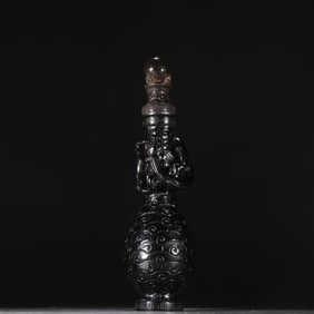 A crystal carved dragon pattern clean bottle