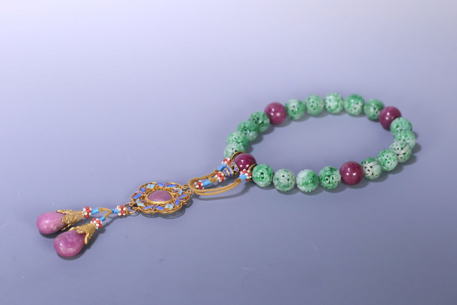 A piece of Qing court jade eighteen seeds held: Qing Dynasty court jade eighteen seeds held each bead of uniform size and excellent jadeite texture SIZE: 1.3cm W: 102.8g (The Dimensions Of All Batches Are Manually Measured.If You Need More Detailed