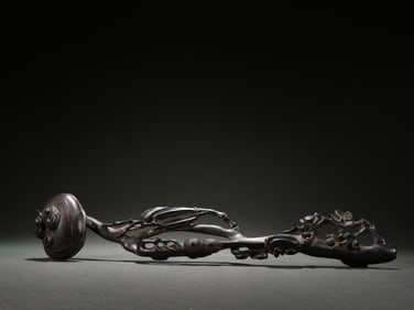 A piece of Qing Dynasty rosewood is cold and three friends are ruyi