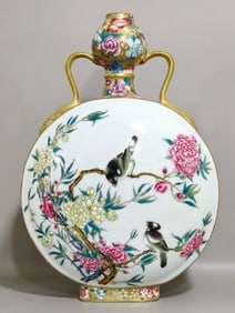 A flower and bird holding the moon vase in the Qing Yongzheng golden land with a hundred flowers and