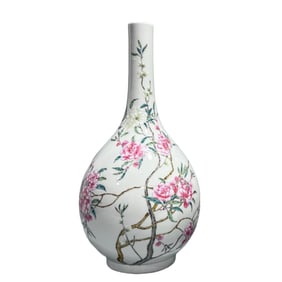 A pastel floral gall bottle made in the Yongzheng year of the Qing Dynasty