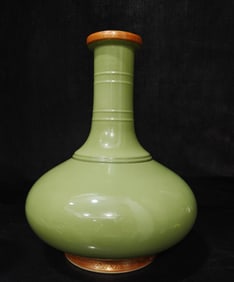 A piece of the Qing Dynasty Yongzheng year high-quality bean blue glaze Fan red gold-painted flat