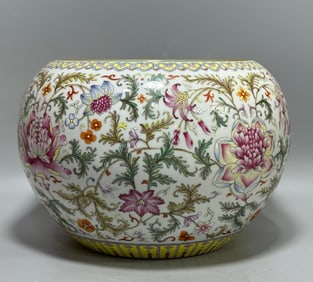 A piece of Qianlong in the Qing Dynasty pastel entwined floral pattern roll jar pen wash