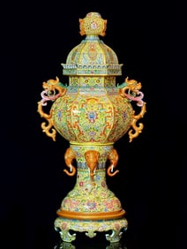 A piece of Qianlong year yellow land Fushou entwined lotus pattern auspicious elephant Xianglong