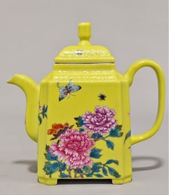 A pastel floral pattern teapot made in the Yongzheng era of the Qing Dynasty