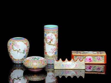 A set  of Qianlong year system Gu Yuexuan pattern gilded flowers and birds agate red landscape open