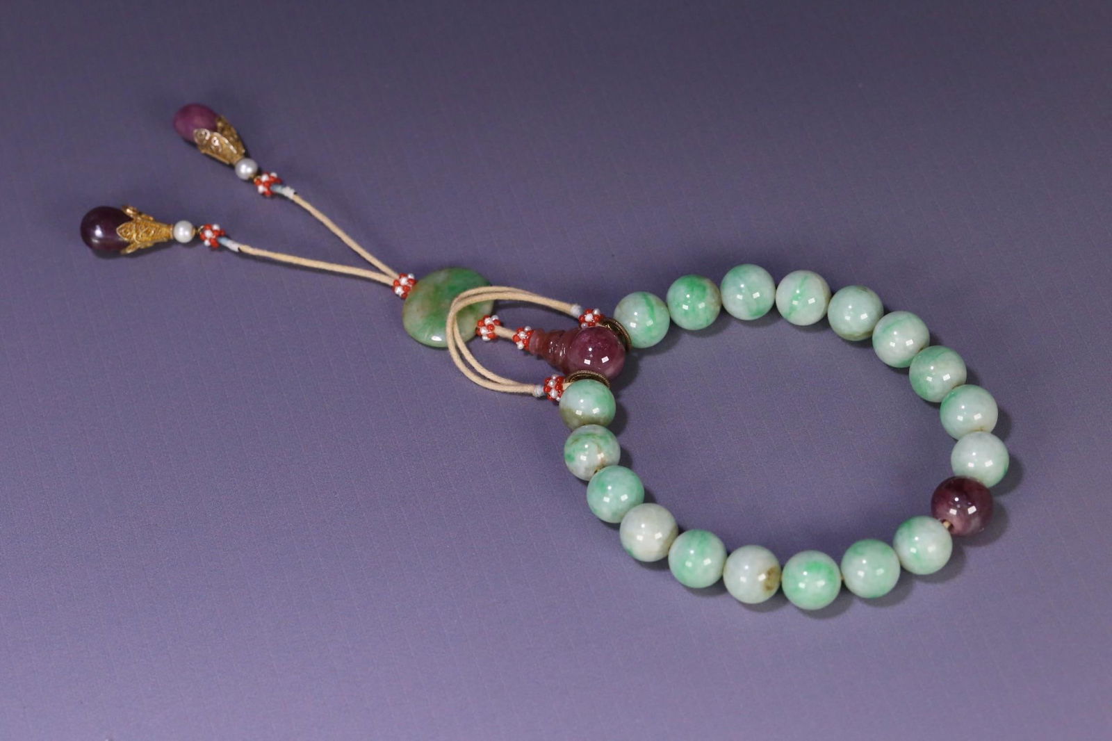A piece of Qing court jade eighteen sons held: Qing Dynasty court jade eighteen hands each bead is uniform in size, jadeite has excellent texture, and is a royal jewelry of the court SIZE: Single 1.3cm W: 102.3g (The Dimensions Of All Batches Are