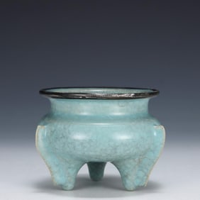 A three-legged furnace with an ice sheet pattern in the Ru kiln of the Song Dynasty