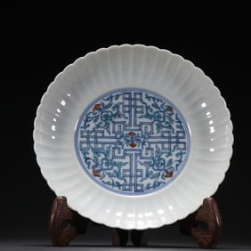 A Doucai Shou peach pattern flower mouth plate