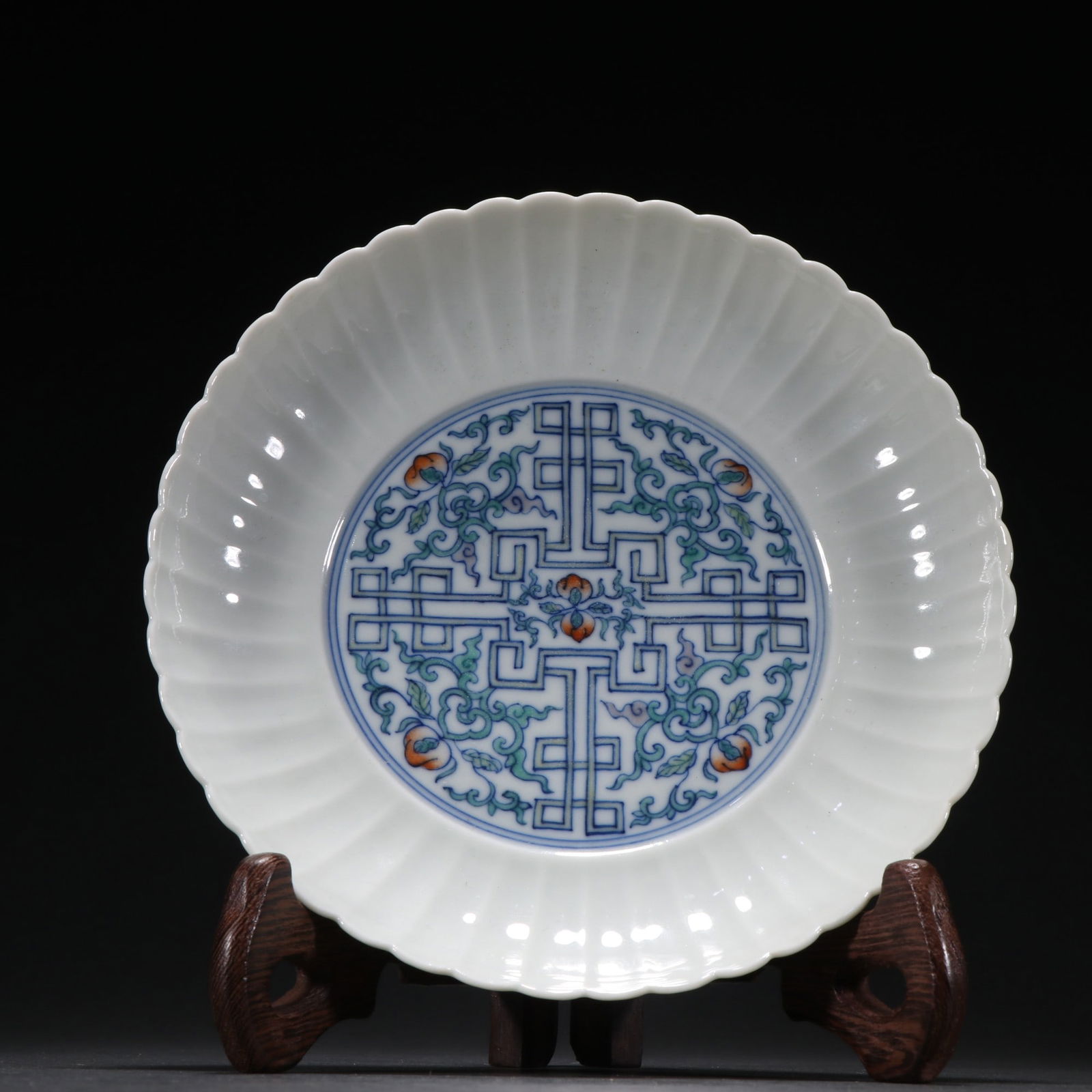 A Doucai Shou peach pattern flower mouth plate (1 of 9)