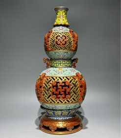 A piece of Qing Qianlong imperial foreign color green ground rolling road pattern hollow longevity