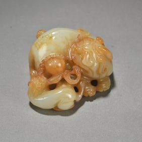 A Hetian jade lioness ornament