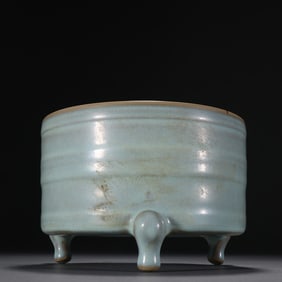 A Song Dynasty Ru kiln string pattern three-legged incense burner