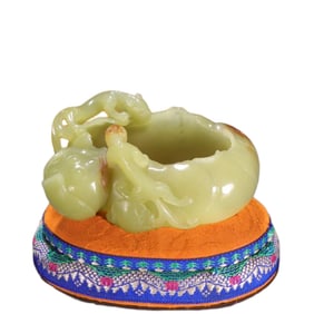 A piece of Qing Dynasty Hetian topaz lotus leaf dragon wash