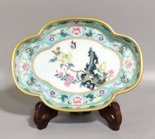 A piece of Qing Qianlong pastel butterfly love flower begonia wash