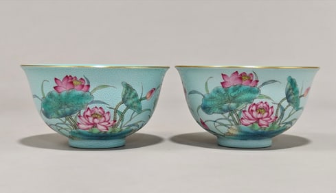A pair  of turquoise green background flower and beautiful pattern cups made in the Qianlong period