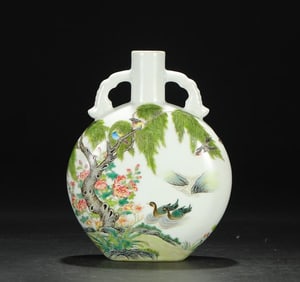 A large flat bottle of Qing Dynasty Yongzheng enamel color pool mandarin duck flower pattern