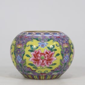 A pastel entwined flower brush wash made in the Qing Yongzheng year