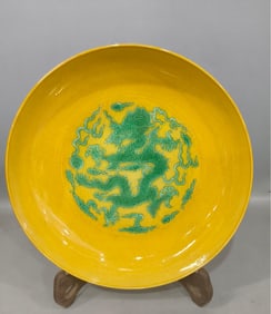 A yellow background green dragon plate made in the Kangxi era of the Qing Dynasty