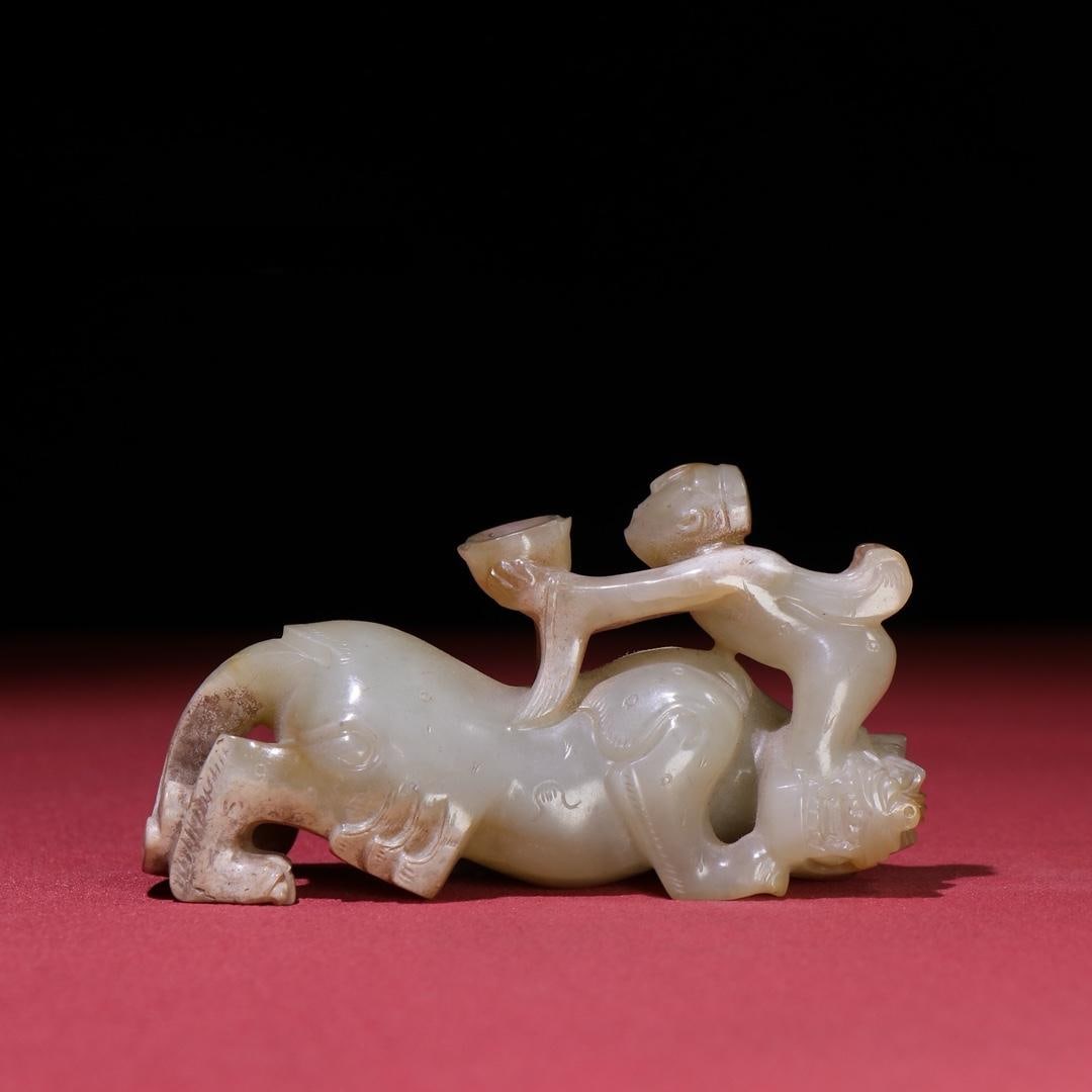 A piece of the Jade Auspicious Beast of the Warring States period: The jade beast of the Warring States period SIZE: 95x41x54mm W:176g (The Dimensions Of All Batches Are Manually Measured.If You Need More Detailed Information, Please Contact Our Customer Service Befo